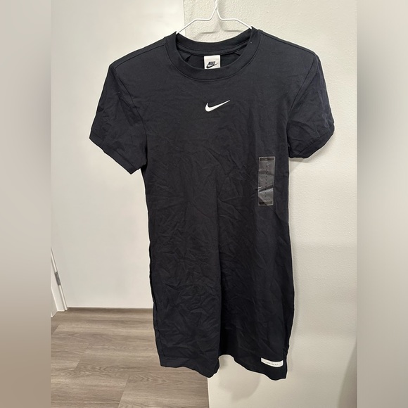 Nike, Sportswear Icon Clash T-Shirt Dress - Black/White - Picture 4 of 4